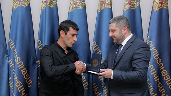 Министр по чрезвычайным ситуациям Армен Памбухчян наградил спасшего 2-хлетнего ребенка жителя Алаверди Жирайра Погосяна (27 апреля 2022). Еревaн - Sputnik Армения