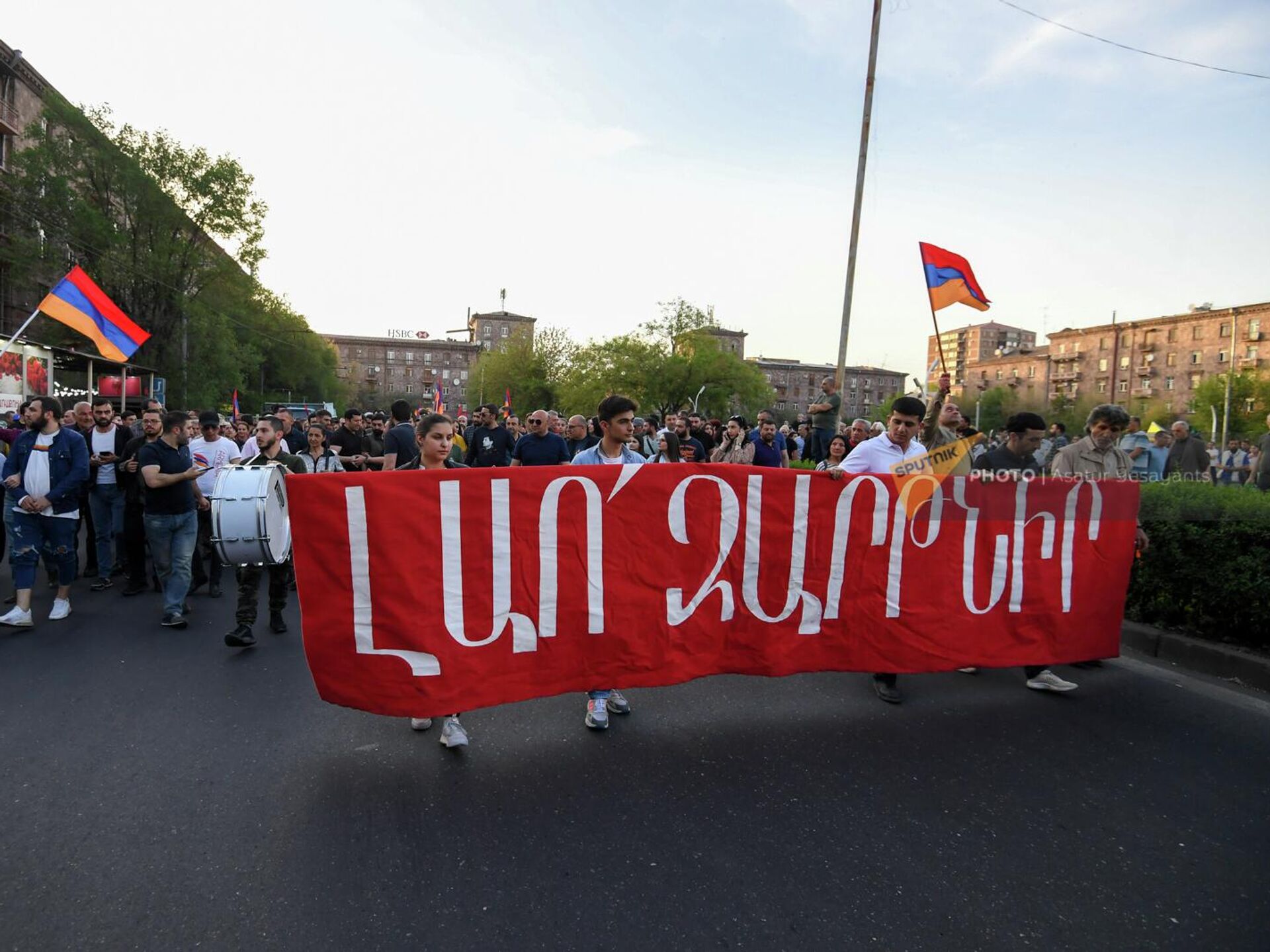 Марш в ереване. Митинг в Ереване. Марш 2022. Шествие стоп Никол Армения. Молодежное движение.