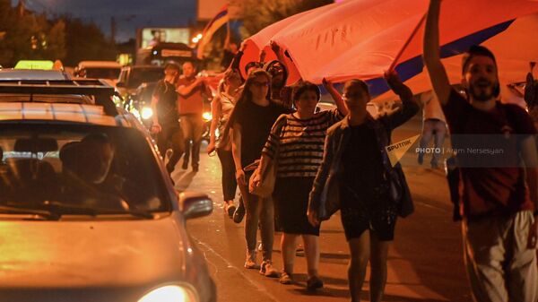 Шествие движения 5165 с 40-метровым флагом по улице братьев Орбели (27 апреля 2022). Еревaн - Sputnik Армения