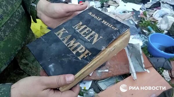 Книга Гитлера Mein Kampf найдена в Мариуполе на базе националистов Азова - Sputnik Армения