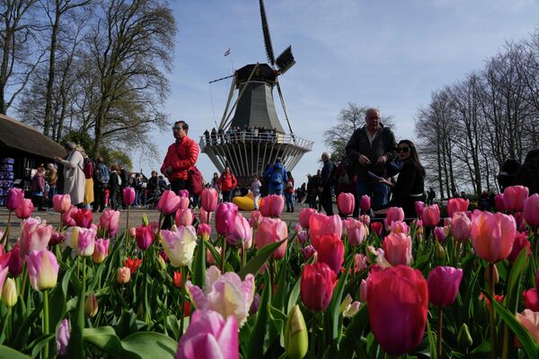 Посетители рядом с тюльпанами в голландском цветочном саду Кекенхоф в Лиссе. - Sputnik Армения