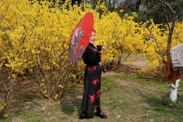 Կինը&#x60; Պեկինի այգում ծաղիկների կողքին - Sputnik Արմենիա