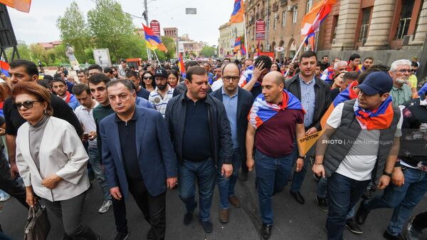 Члены РПА Ваграм Багдасарян и Тарон Маргарян в первых рядах акции протеста Стоп, Никол (28 апреля 2022). Еревaн - Sputnik Армения