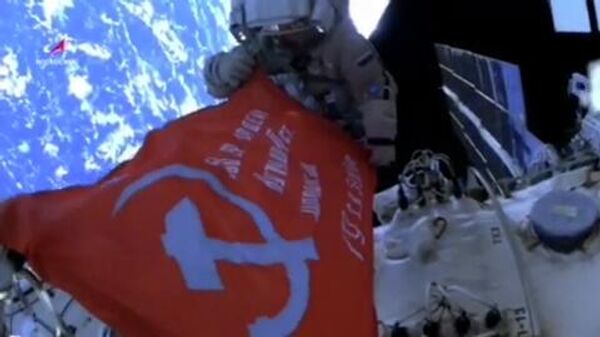 В открытом космосе  российские космонавты развернули Знамя Победы в ВОВ - Sputnik Армения