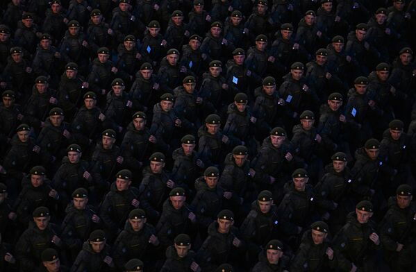 Среди участников парада — военнослужащие всех видов и родов войск ВС России, - Sputnik Армения