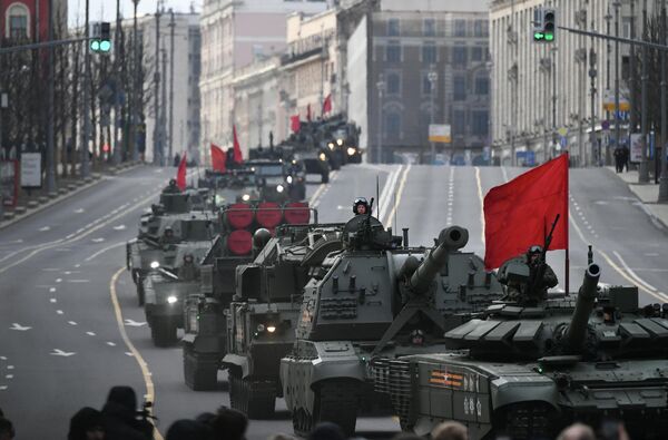 Колонна военной техники движется по Тверской улице к месту проведения ночной репетиции военного парада  - Sputnik Армения