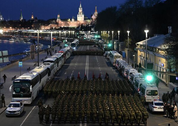 На время тренировки ряд улиц в центре столицы был закрыт для автомобилей На время тренировки ряд улиц в центре столицы был закрыт для автомобилей - Sputnik Армения