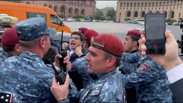 Полицейские подвергли приводу оппозиционных активистов, которые проводили акцию протеста у правительства - Sputnik Армения