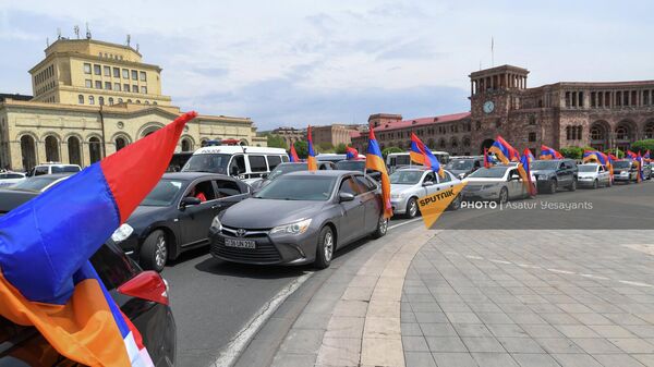 Участники автопробега с флагами Армении и Арцаха (29 апреля 2022). Еревaн - Sputnik Армения