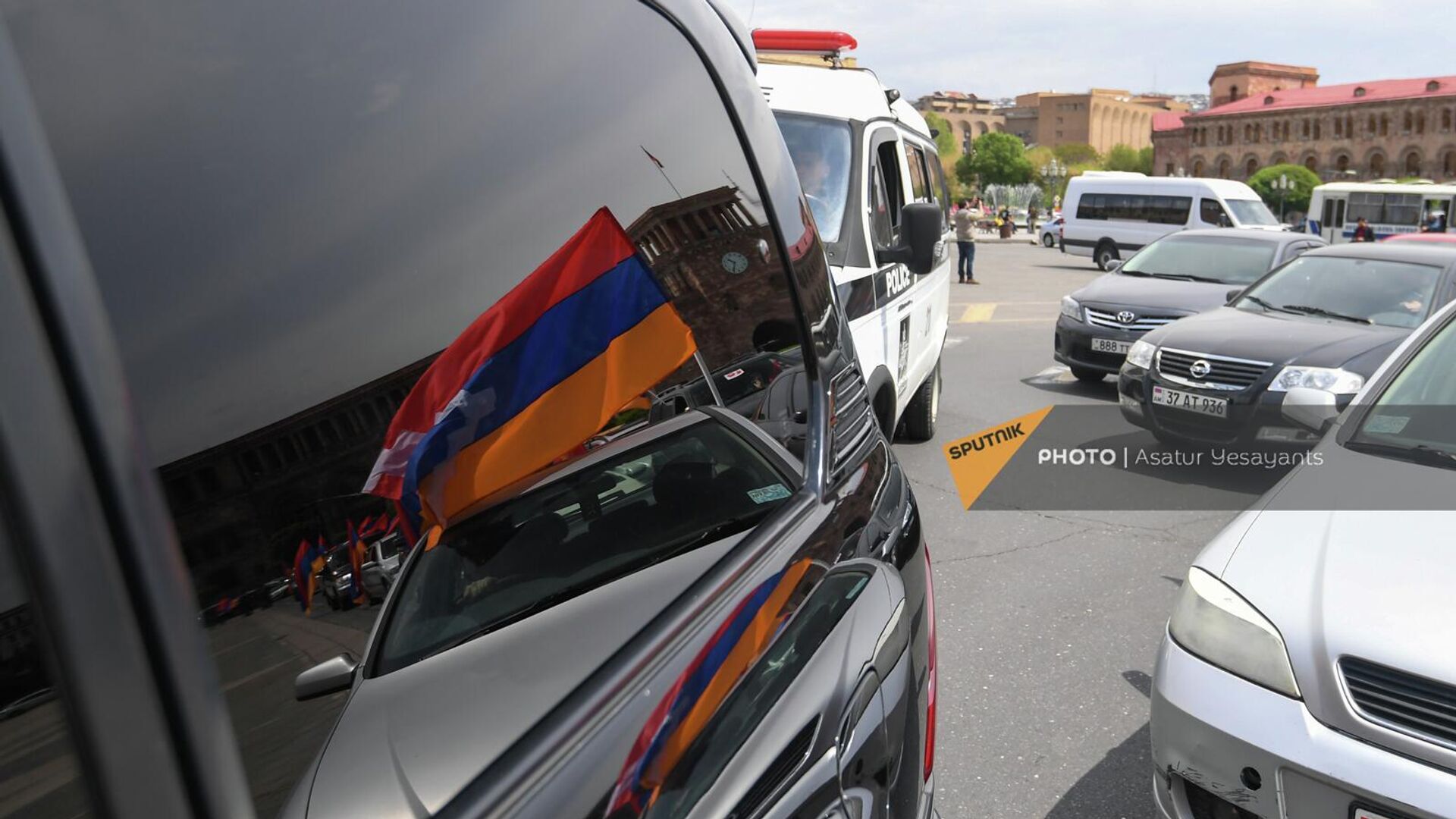 Отражение флага Арцаха в стекле одной из машин-участниц автопробега (29 апреля 2022). Еревaн - Sputnik Армения, 1920, 07.05.2022