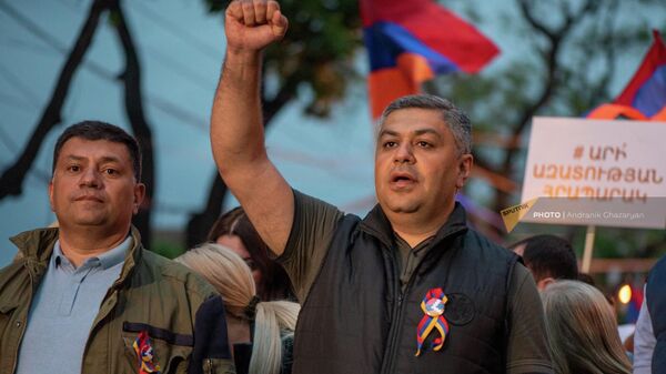 Артур Ванецян со сторонниками на акции протеста (28 апреля 2022). Еревaн - Sputnik Армения