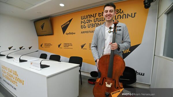Виолончелист Нарек Ахназарян демонстрирует свою новую виолончель, созданную для него мастером Габриэлем Джебраном Якубом (30 апреля 2022). Еревaн - Sputnik Армения