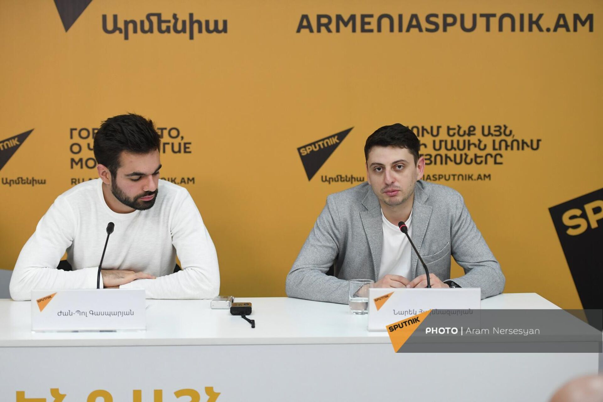 Нарек Ахназарян и Жан-Поль Гаспарян на пресс-конференции (30 апреля 2022). Еревaн - Sputnik Армения, 1920, 30.04.2022