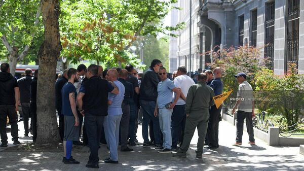 Акция протеста родственников погибших в 44-дневной войне у здания генпрокуратуры (30 апреля 2022). Еревaн - Sputnik Армения