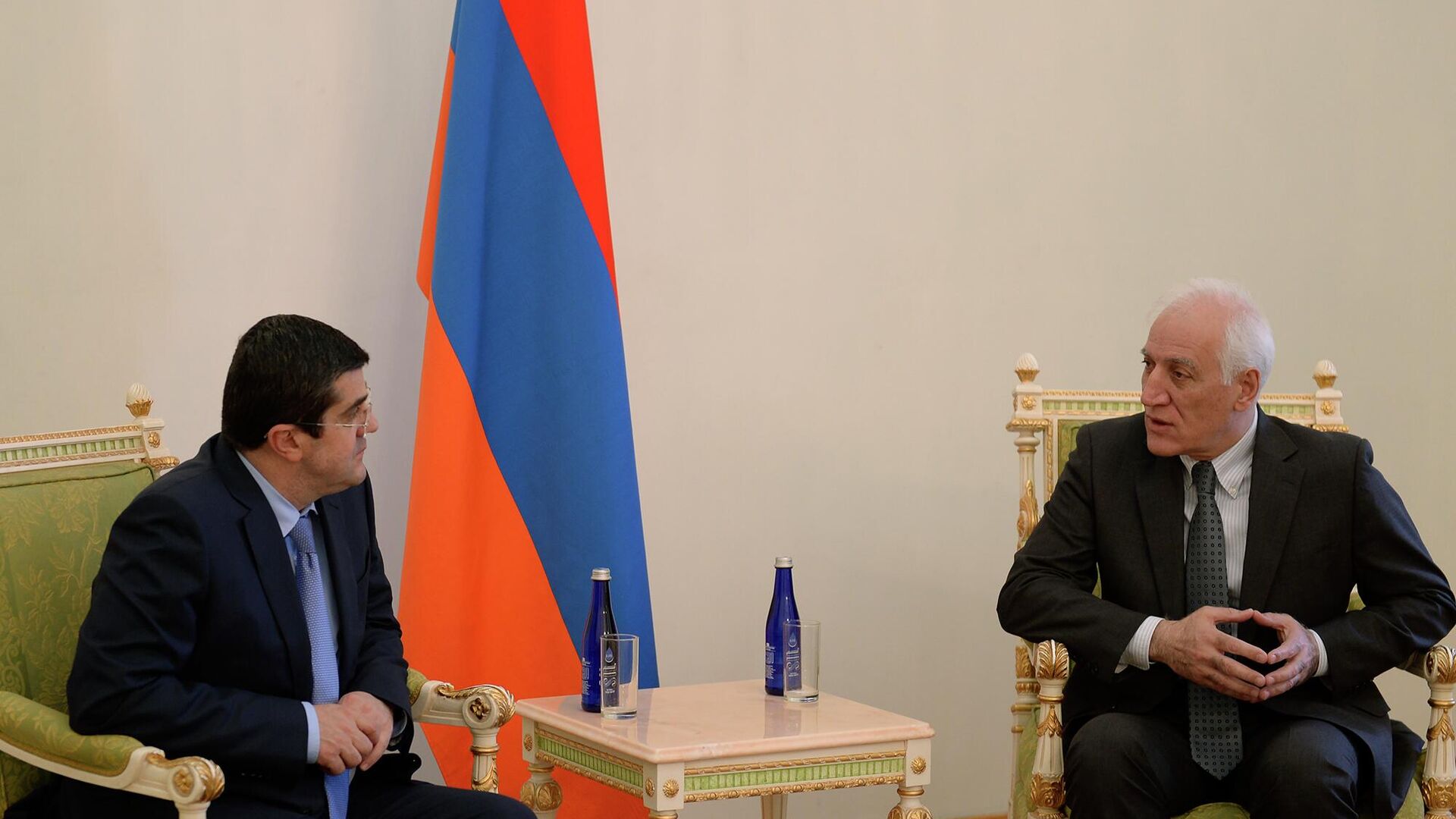 Президенты Армении и Карабаха Ваагн Хачатурян и Араик Арутюнян на встрече (30 апреля 2022). Еревaн - Sputnik Армения, 1920, 30.04.2022