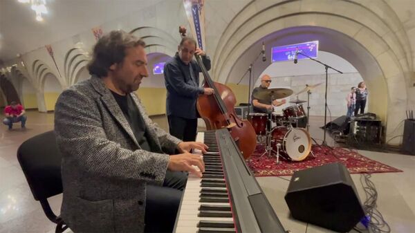 Концерт джазового трио Ваагн Айрапетян на перроне станции метро Площадь Республики в Ереване - Sputnik Армения