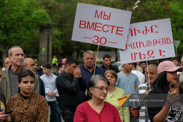 Собравшиеся принесли плакаты с надписями &quot;Дружбу не запретить&quot;, &quot;Мы вместе 30 лет&quot;, &quot;Дружим всегда и навсегда&quot; - Sputnik Армения