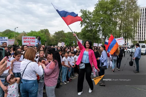 Зрители с флагами Армении и России перед началом концерта  - Sputnik Армения