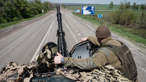 Украинский солдат на бронетранспортере  - Sputnik Армения