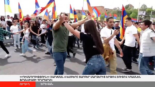 Սարդարապատից Երևան հասած ընդդիմադիրները Հաղթանակի կամրջի վրա Յարխուշտա էին պարում - Sputnik Արմենիա