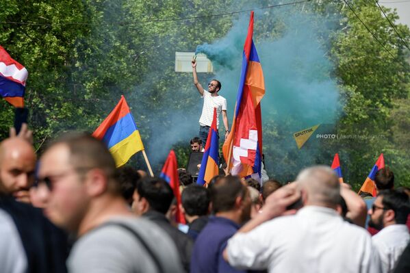 Сторонники оппозиции с флагами Армении и Арцаха - Sputnik Армения