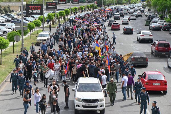 Участники шествия из Тигранашена направляются к площади Франции - Sputnik Армения