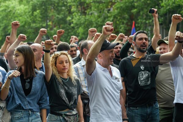 На митинге участвовал также второй президент Армении Роберт Кочарян с дочерью Гаяне, сыном Левоном и старшими внуками. - Sputnik Армения