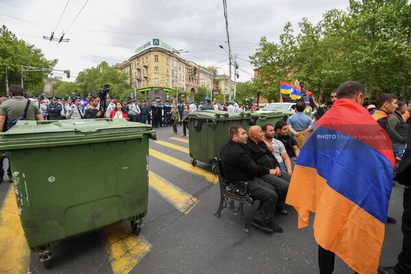 Участники митинга перекрыли улицы мусорными баками - Sputnik Армения