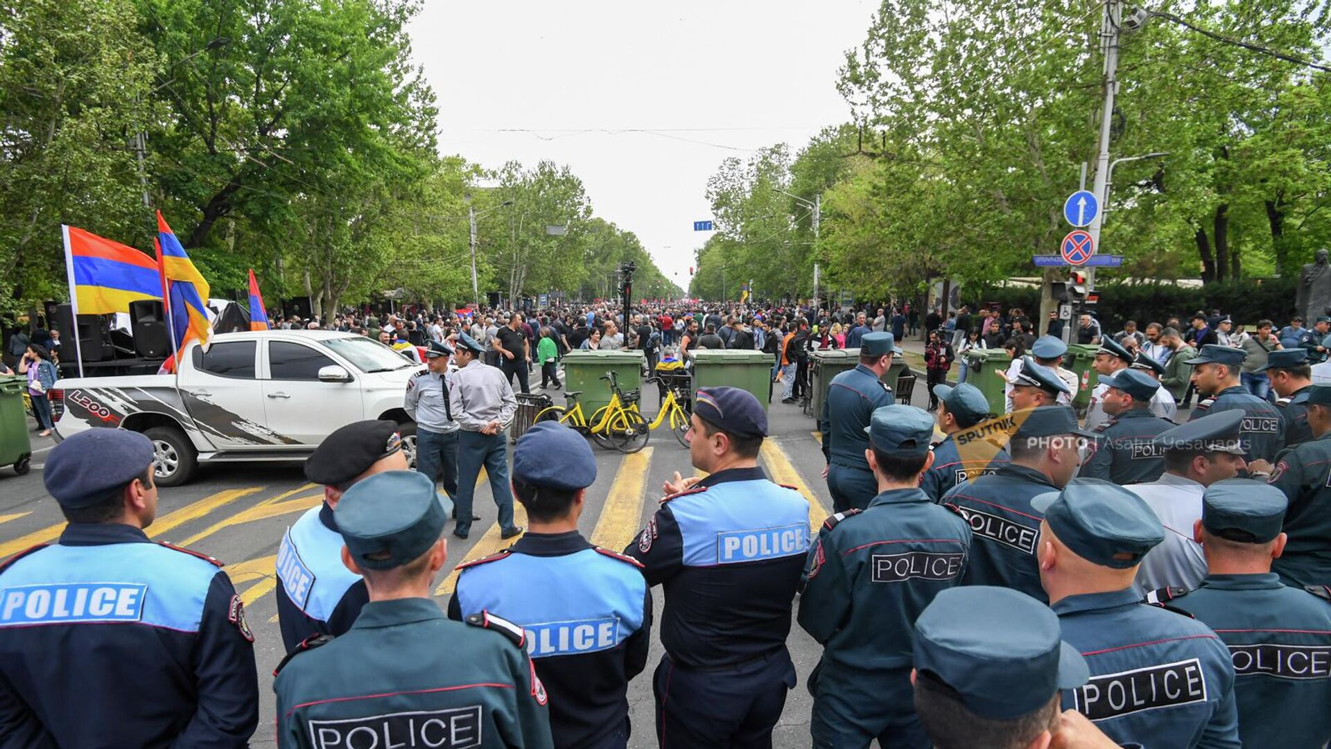 Сотрудники полиции наблюдают за участниками оппозиционного митинга на площади Франции, заблокировавших проспект Маштоца (1 мая 2022). Еревaн - Sputnik Армения, 1920, 02.05.2022