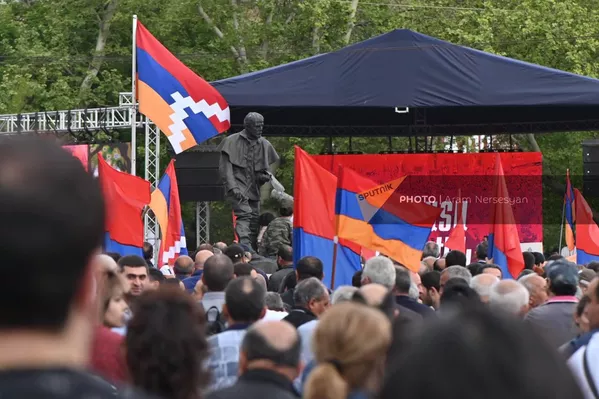 Скульптуру живописца Жюля Бастьен-Лепажа руки великого Родена буквально обволокли армянским триколором  - Sputnik Армения