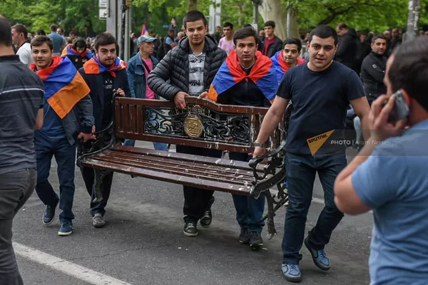 В ход пошли и скамейки - Sputnik Армения