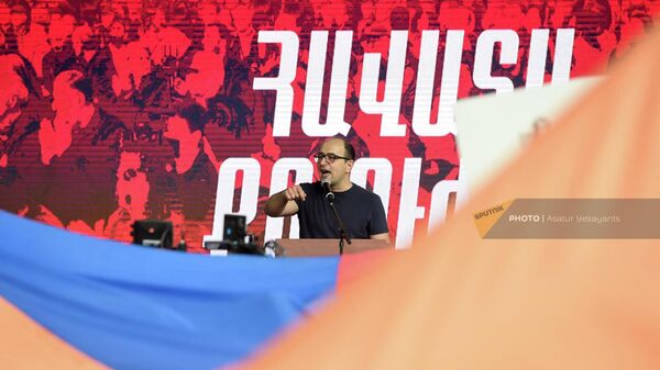 Выступление депутата от фракции Айастан Айка Мамиджанян на оппозиционном митинге на площади Франции (1 мая 2022). Еревaн - Sputnik Արմենիա