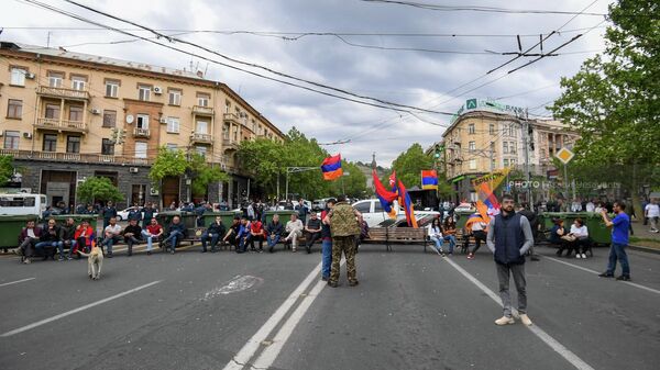 Участники оппозиционного митинга на площади Франции в ожидании продолжения (1 мая 2022). Еревaн - Sputnik Армения