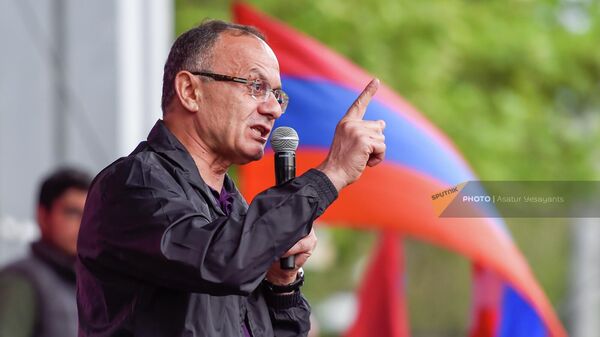 Выступление депутата от фракции Айастан Сейрана Оганяна на оппозиционном митинге на площади Франции (1 мая 2022). Еревaн - Sputnik Армения