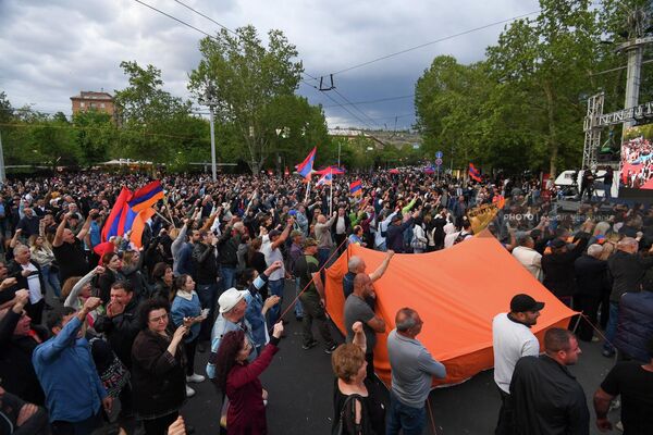 Люди не спешат расходиться с площади - Sputnik Армения