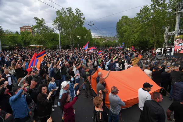 Люди не спешат расходиться с площади - Sputnik Армения