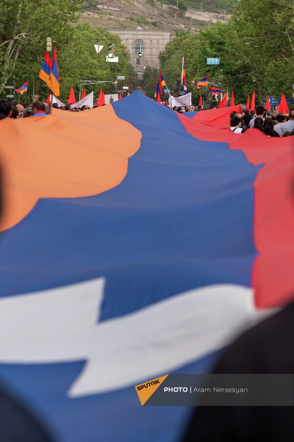 Огромный флаг Арцаха на фоне Матенадарана во время митинга оппозиции   - Sputnik Армения