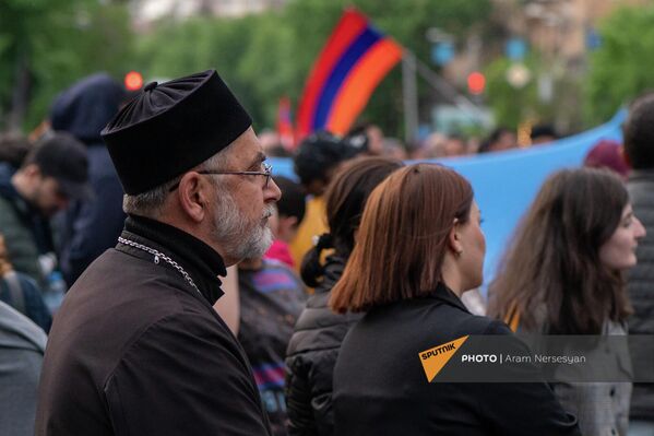 Священники, как и обещали, присутствовали на митинге, чтобы сохранить спокойствие и избежать возможной напряженности  - Sputnik Армения
