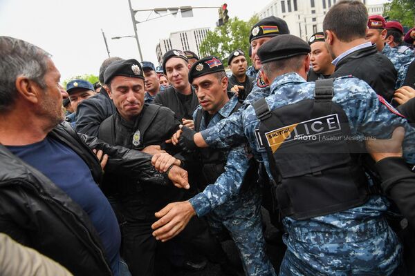 Բախումներ ոստիկանության և բողոքի ակցիայի մասնակիցների միջև - Sputnik Արմենիա