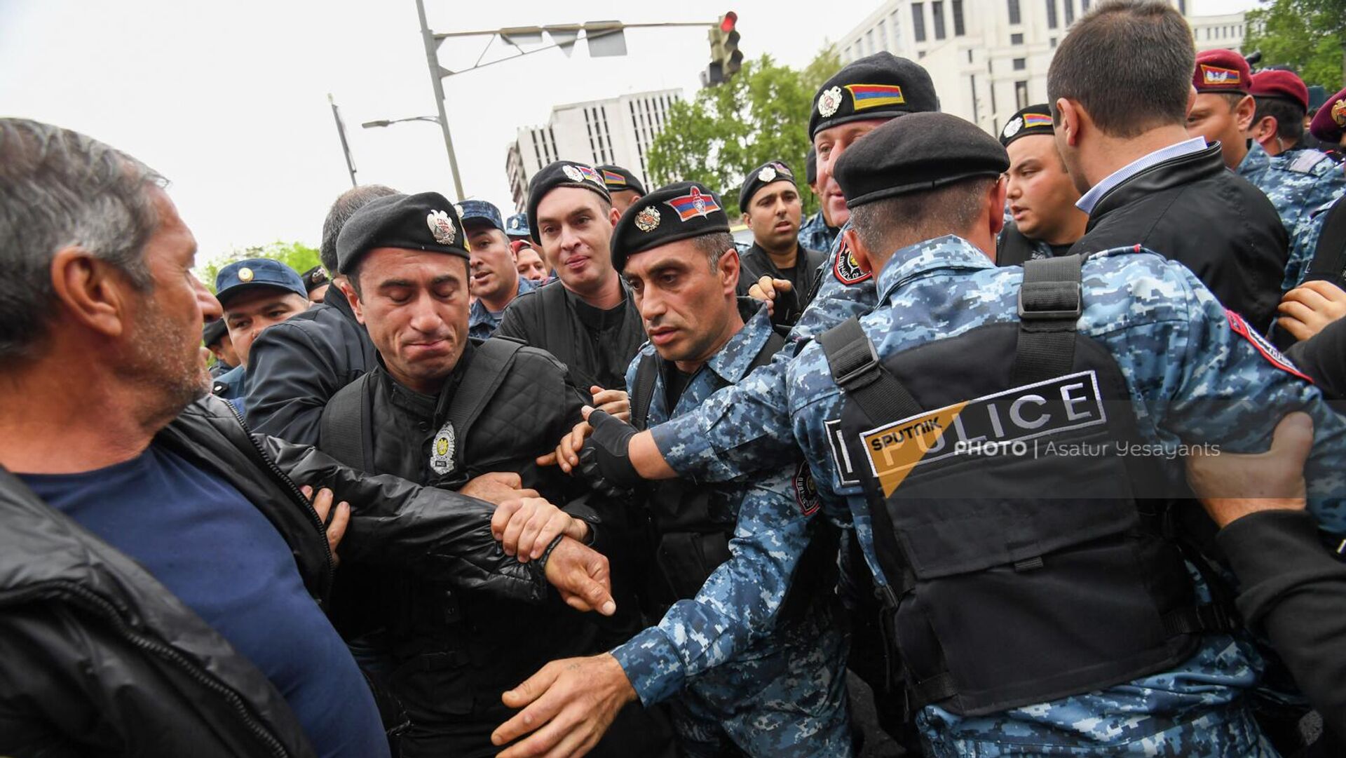 Стычки полиции и участников оппозиционного митинга во время второго дня акции неповиновения (2 мая 2022). Еревaн - Sputnik Армения, 1920, 20.05.2022