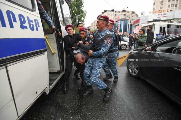 Ոստիկանները ուժ են կիրառում ակցիայի մասնակիցների նկատմամբ։ - Sputnik Արմենիա