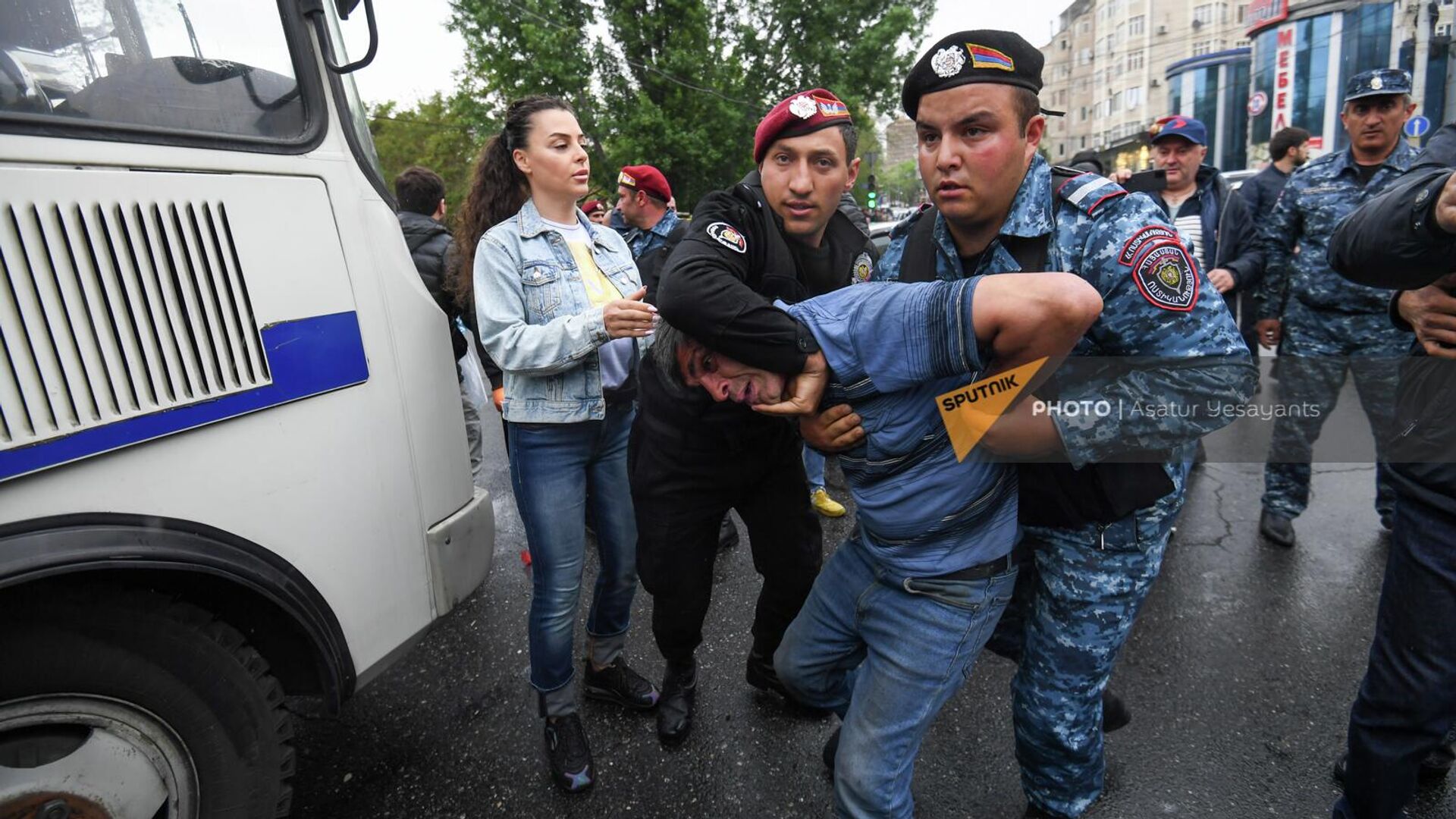 Задержание некоторых участников оппозиционного митинга во время второго дня акции неповиновения (2 мая 2022). Еревaн - Sputnik Армения, 1920, 02.05.2022