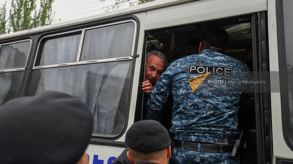 Депутат Ишхан Закарян среди арестованных участников оппозиционного митинга во время второго дня акции неповиновения (2 мая 2022). Еревaн - Sputnik Армения