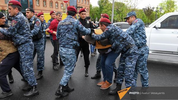 Сотрудники полиции задерживают блогера Мику Бадаляна с акции неповиновения на площади Шаумяна (2 мая 2022). Еревaн - Sputnik Армения