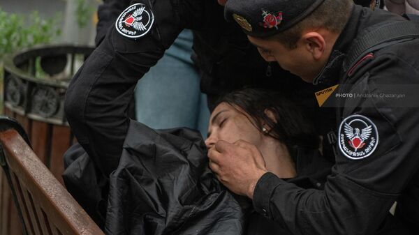 Журналистка Лиа Саркисян потеряла сознание во время давки между участниками акции и полицейскими на улице Абовяна во время второго дня акции неповиновения (2 мая 2022). Еревaн - Sputnik Армения