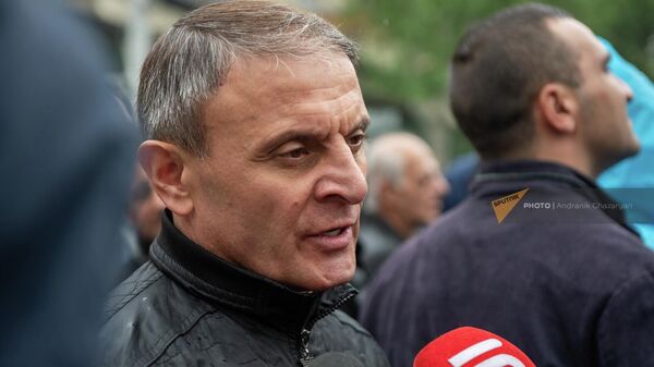 Валерий Осипян среди участников оппозиционного митинга во время второго дня акции неповиновения (2 мая 2022). Еревaн - Sputnik Армения