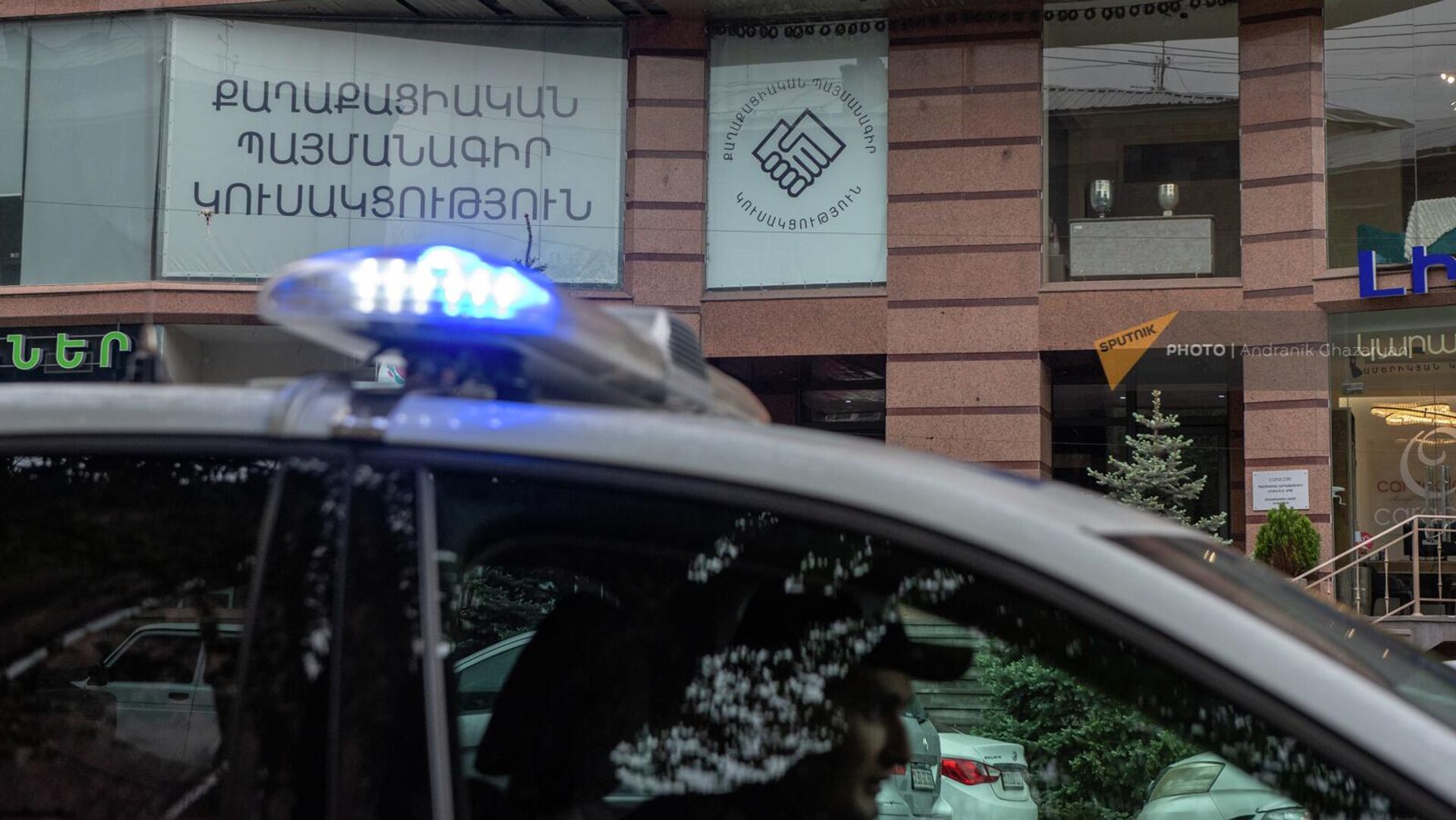 Полицейский автомобиль проезжает перед офисом партии Гражданский договор на проспекте Саят-Нова после акции неповиновения оппозиции (2 мая 2022). Еревaн - Sputnik Армения, 1920, 18.09.2023