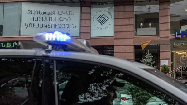 Полицейский автомобиль проезжает перед офисом партии Гражданский договор на проспекте Саят-Нова после акции неповиновения оппозиции (2 мая 2022). Еревaн - Sputnik Армения