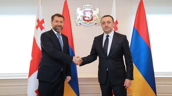 Министр юстиции Армении Карен Андреасян встретился с премьер-министром Грузии Ираклием Гарибашвили (2 мая 2022). Тбилиси - Sputnik Армения