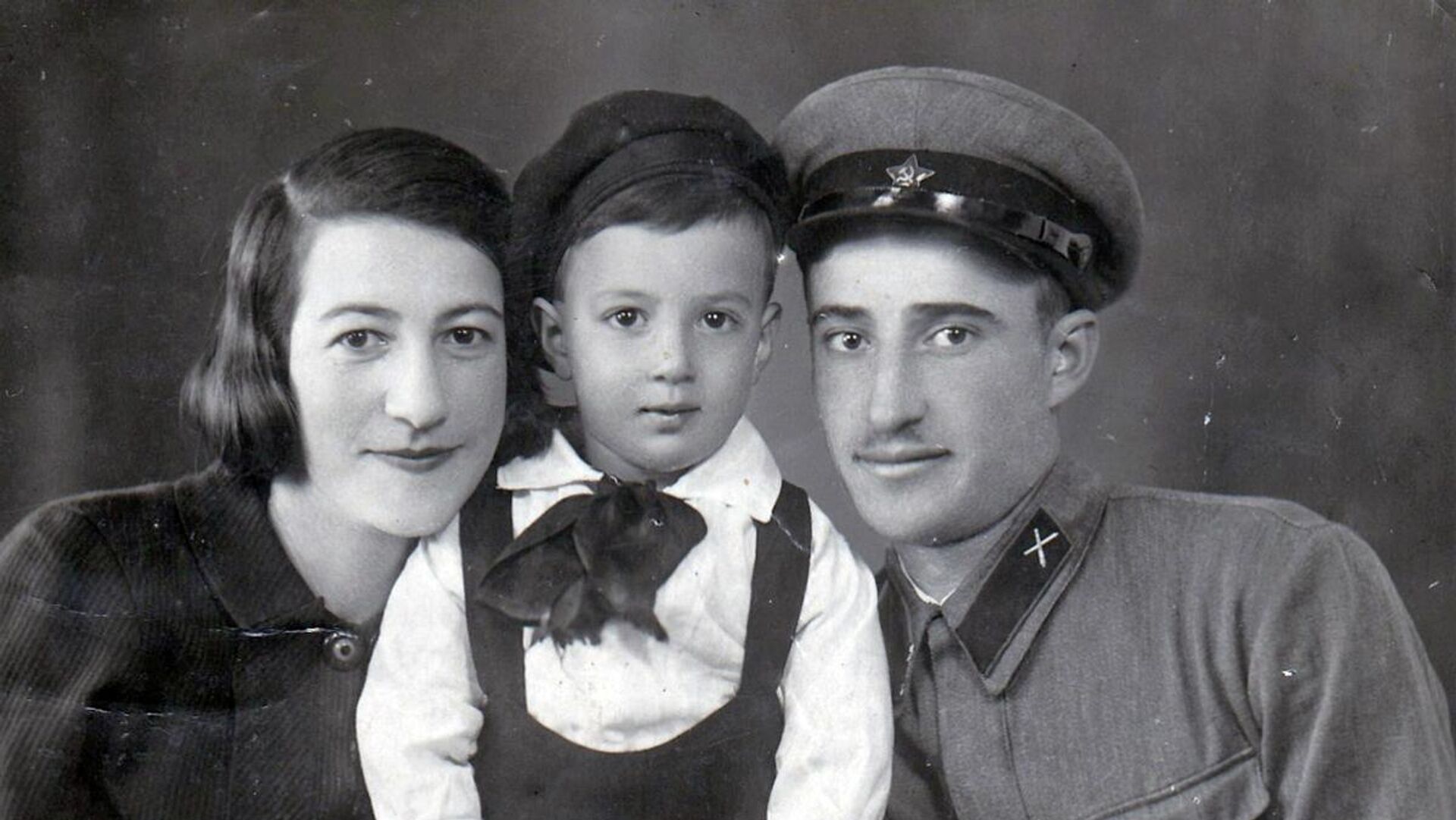 Խաչիկ Աղեկյանն ընտանիքի հետ - Sputnik Արմենիա, 1920, 09.05.2022